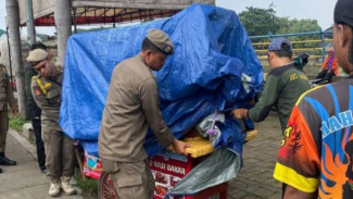 Tim Gabungan Kecamatan Tangerang Tertibkan PKL di Bantaran Sungai Cisadane
