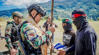 8 Mantan Anggota TPNPB-OPM di Kiwirok Serahkan Senjata dan Nyatakan Sumpah Setia ke NKRI
