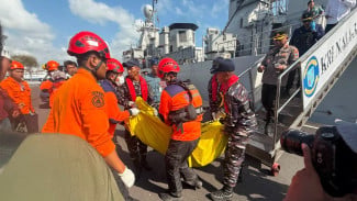 Tim SAR Gabungan Evakuasi Ratusan Penyintas KMP Mutiara Sentosa II ke Surabaya