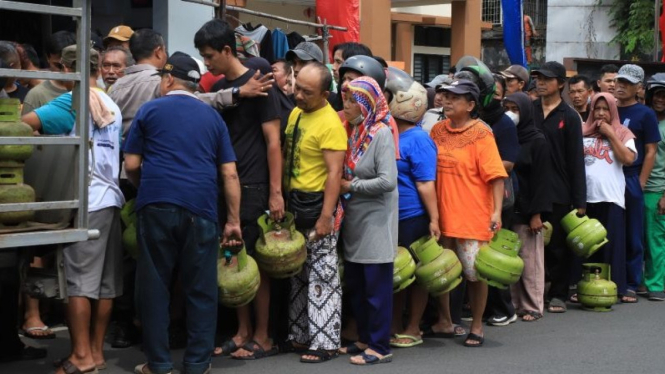 Warga Antre Membeli Elpiji 3 Kg di Kota Tangerang.