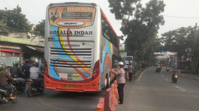 Petugas Polsek Ciputat mengatur lalu lintas.