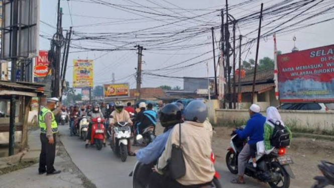 Situasi SImpang Tiga Polsek di Tigaraksa.