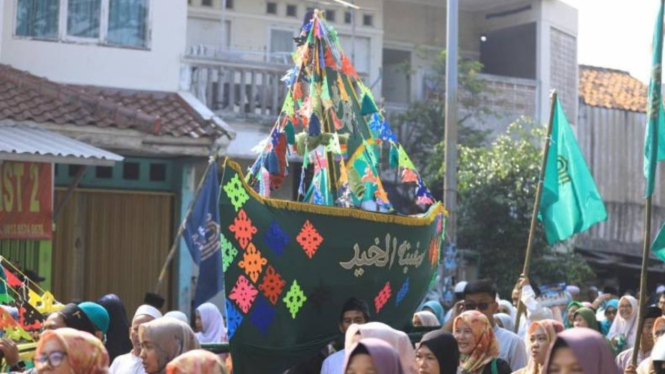 Arak-arakan perahu maulid Masjid Kalipasir.