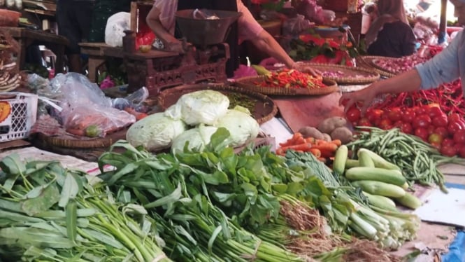 Pedagang sayur di Pasar Anyar Kota Tangerang.