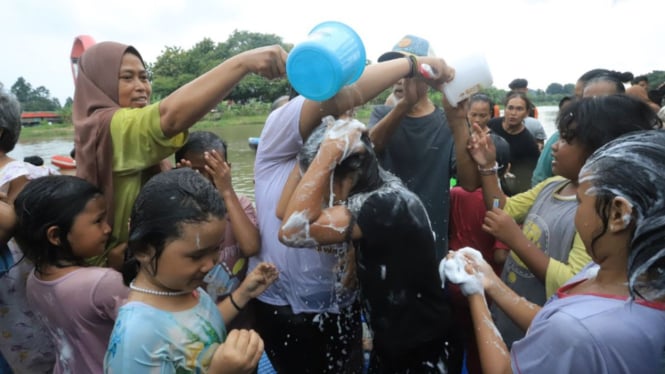 Tradisi Keramas Bareng Sambut Ramadhan.