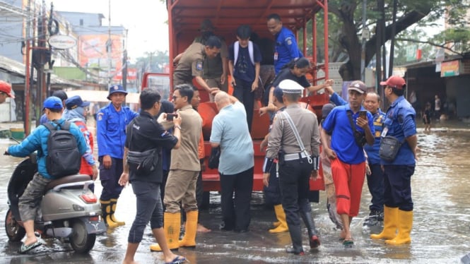 Petugas Gabungan Pemkot Tangerang Tangani Banjir.