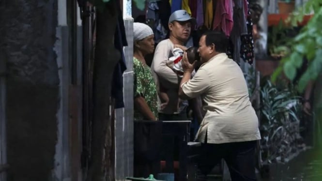 Presiden Prabowo kunjungi korban banjir di Bekasi,