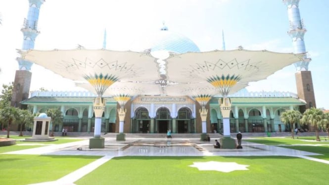 Masjid Raya Al A'zhom Kota Tangerang.