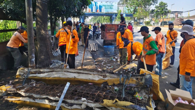 Pembongkaran TPS Liar di Kota Tangerang oleh DLH.