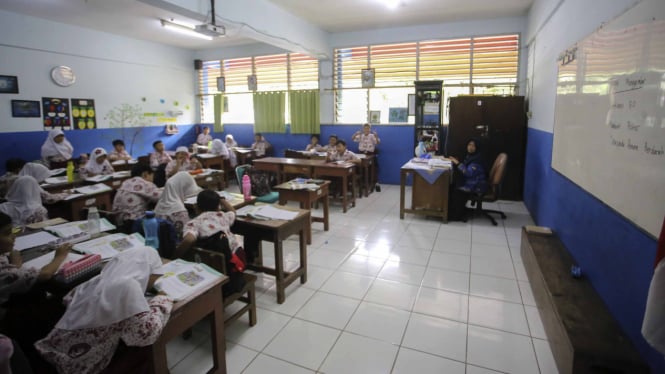 DPR Usul Gaji Guru Rp25 Juta per Bulan