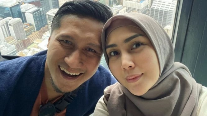 Pasangan selebritis, Arie Untung dan Fenita Arie.