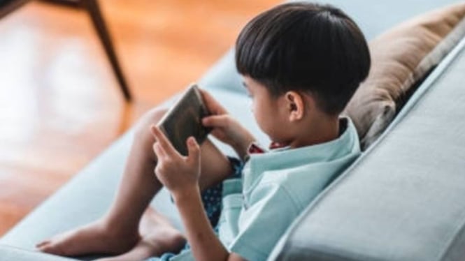 Mengatasi Kecanduan Gadget pada Anak Tanpa Paksaan