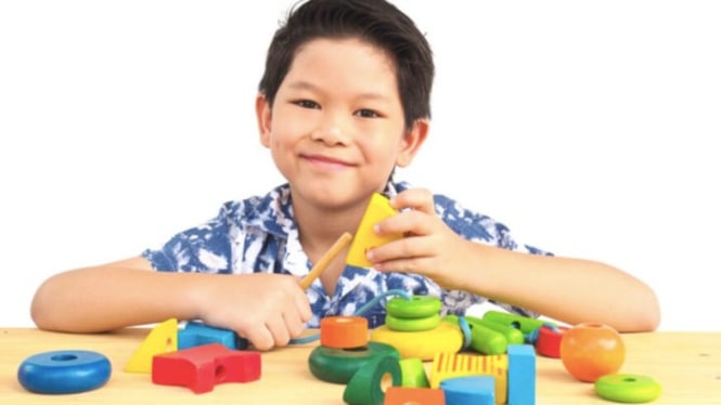 ilustrasi anak dengan mainannya (freepik.com)