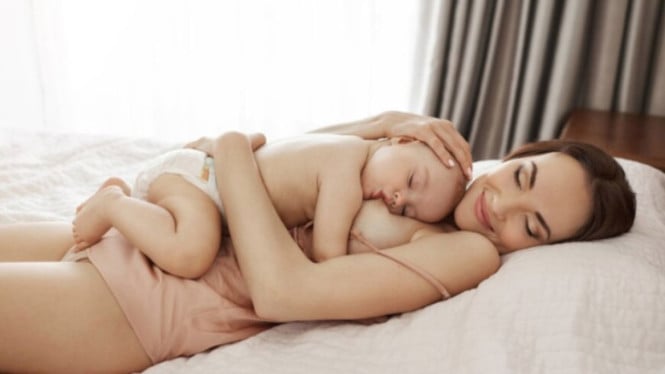 Ilustrasi ibu dan bayi (freepik.com)