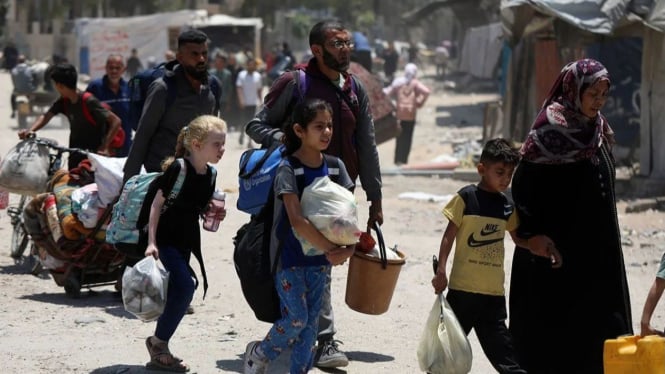 Sejumlah warga Palestina terpaksa meninggalkan rumah