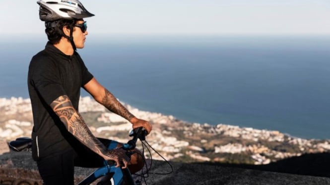 Ilustrasi bikepacking ke pantai (freepik.com)