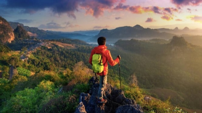 Ilustrasi mendaki gunung (freepik.com)