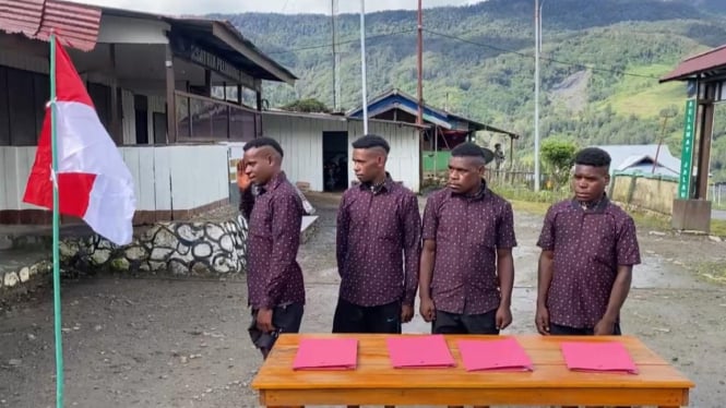 4 mantan anggota OPM hormat kepada Bendera Merah Putih. (Dok. Istimewa)