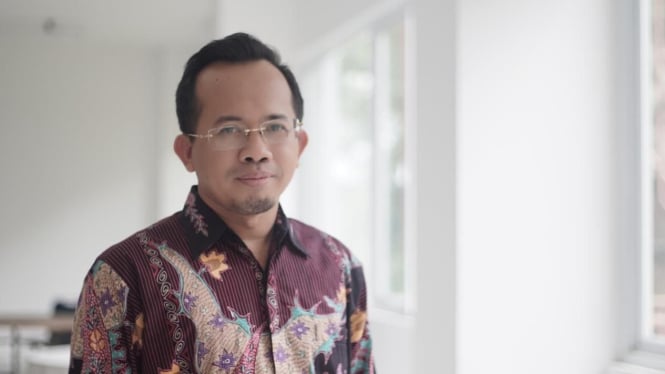 Dr. Muchlis M. Hanafi.