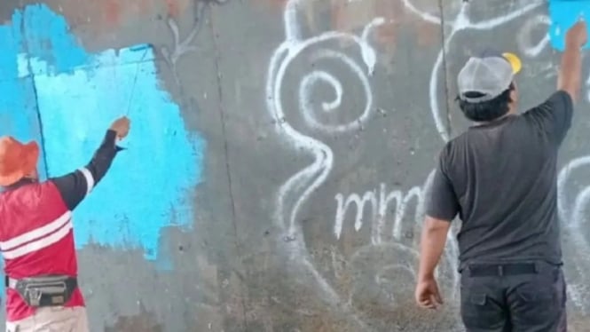 Disbudpar Kota Tangerang bersihkan vandalisme.