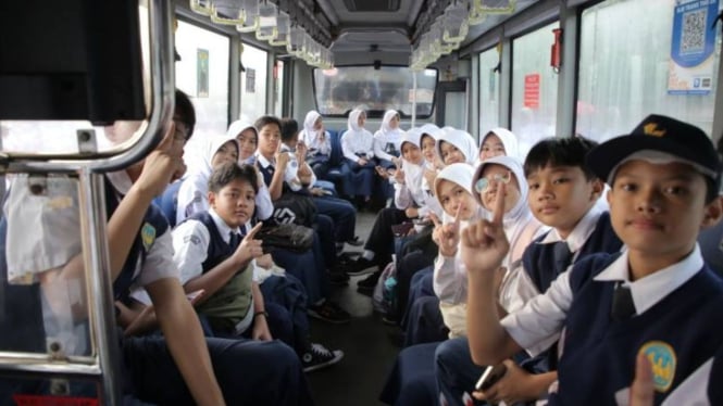 Bus Tayo Gratis Antar Anak Sekolah di Kota Tangerang