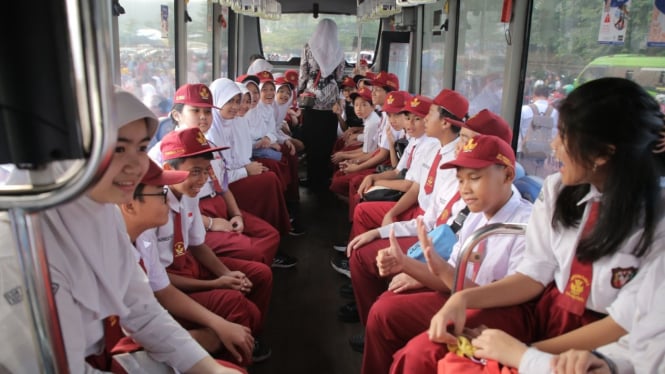 Bus Tayo Gratis Antar Anak Sekolah di Kota Tangerang
