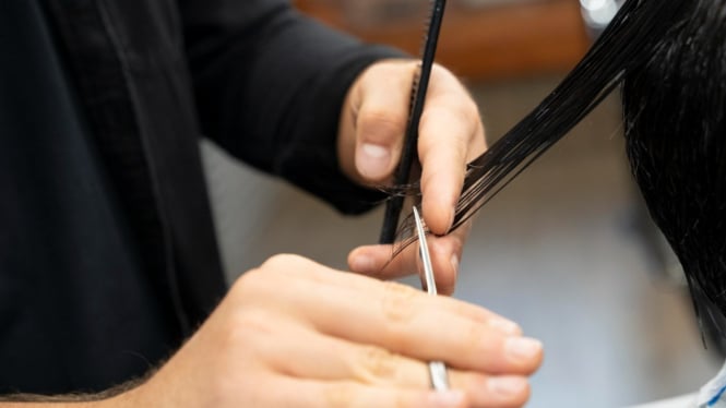 Ilustrasi potong rambut (freepik.com)
