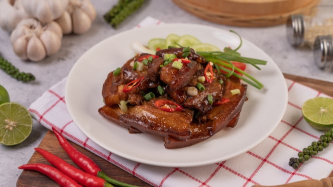 Ilustrasi ayam kecap bumbu meresap (freepik.com)
