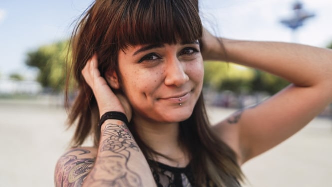 Ilustrasi orang dengan Tato dan Piercing (freepik.com)