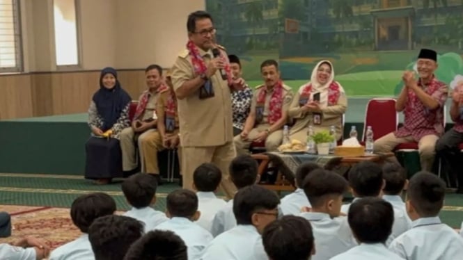 Wakil Gubernur Rano Karno tinjau kegiatan MPLS. (ANTARA)