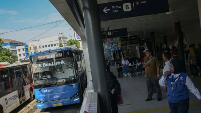 Transjakarta rute 5D Cililitan-Ancol di Halte Kampung Melayu (ANTARA)