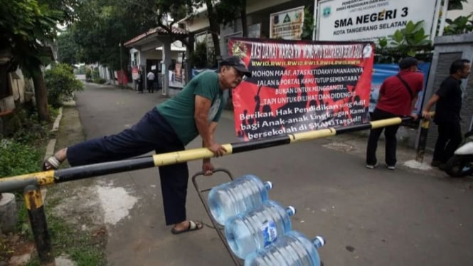 portal menutup akses jalan SMAN 3 Tangerang Selatan
