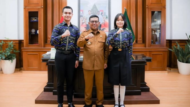 Gubernur Banten bersama dua siswa terpilih (ANTARA)