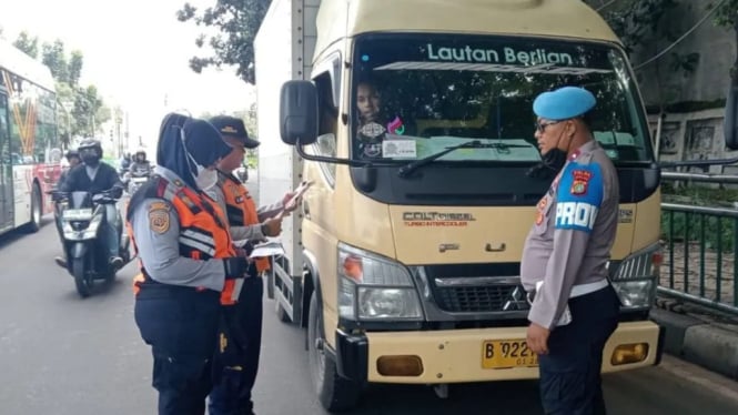 Sudinhub Jaksel melakukan penilangan terhadap truk ODOL (ANTARA)
