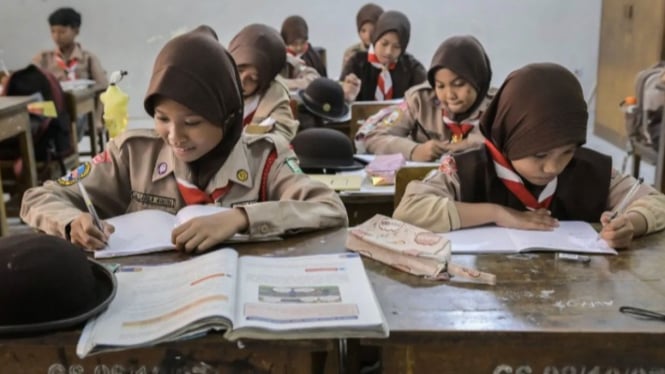 Siswa mengikuti pelajaran di SDN Grogol Selatan 08, Jakarta. (ANTARA)
