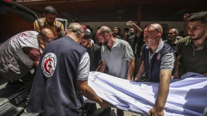 Warga Palestina membawa jenazah korban serangan drone Israel