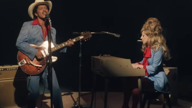 Tangkapan layar musik video Die With a Smile (YouTube Lady Gaga)