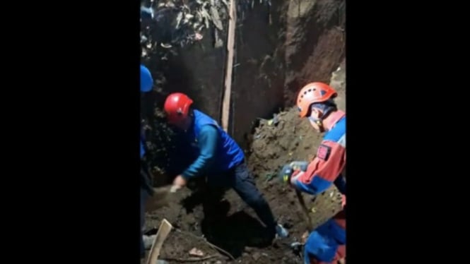 Proses evakuasi longsor Cimahi (ANTARA)
