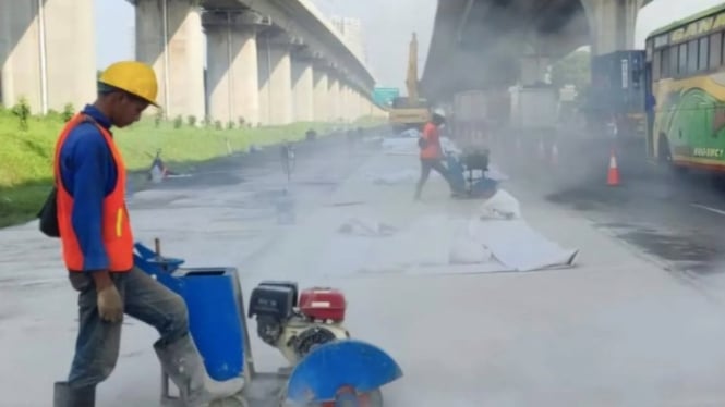 Pekerjaan rekonstruksi jalan di ruas Tol Jakarta-Cikampek (ANTARA)