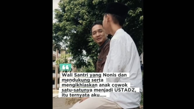 Daniel Lukas Rorong bersama anaknya yang menjadi santri.