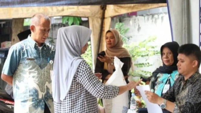 Penyaluran beras kepada masyarakat (ANTARA)