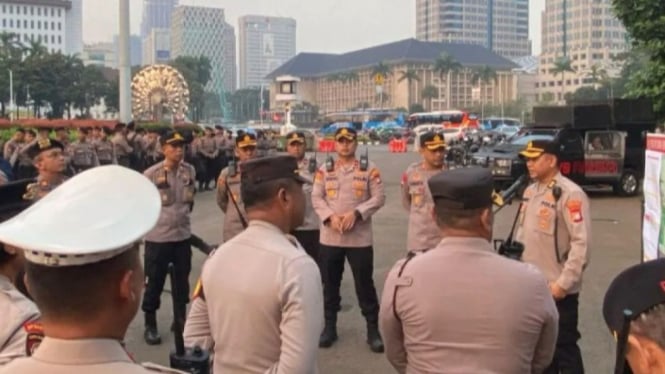 Petugas kepolisian saat apel persiapan pengamanan demo ojol (ANTARA)