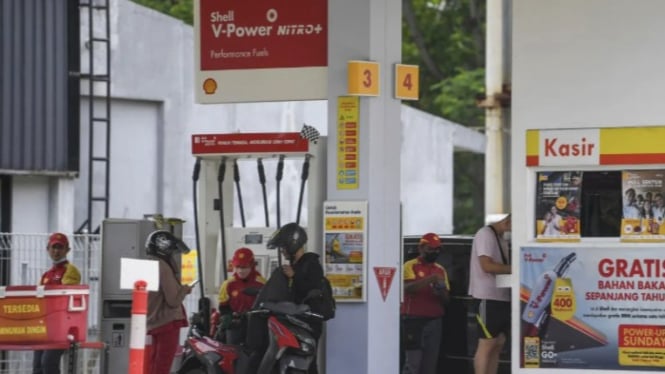 Petugas mengisi BBM di SPBU (ANTARA)