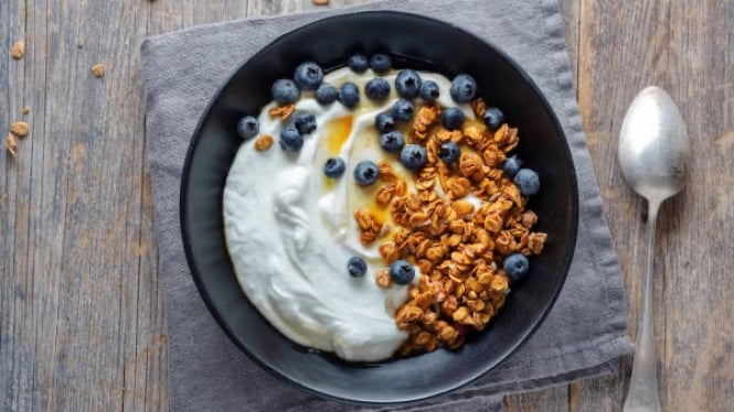 Greek Yogurt dengan Granola, salah satu camilan sehat