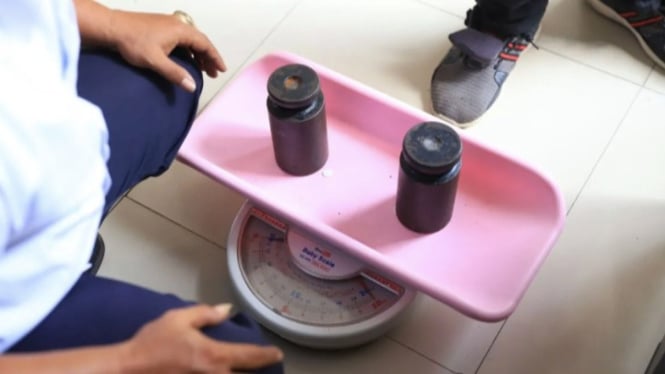 Uji tera timbangan pemilik pedagang di pasar oleh petugas (ANTARA)