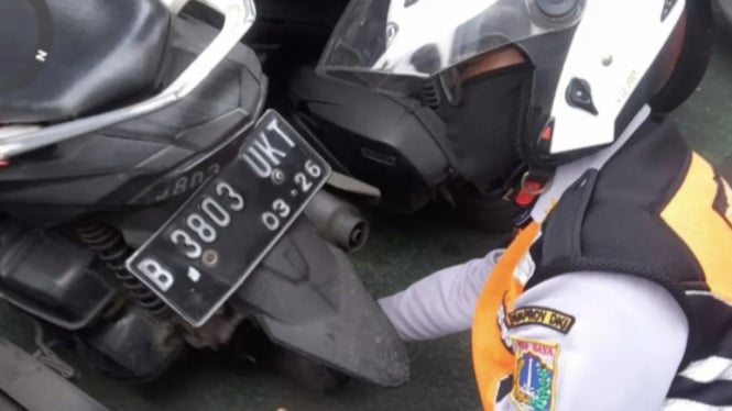 Operasi cabut pentil kendaraan bermotor di Jakarta Selatan (ANTARA)