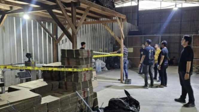 Pemeriksaan tempat produksi oli palsu di Kota Tangerang (ANTARA)
