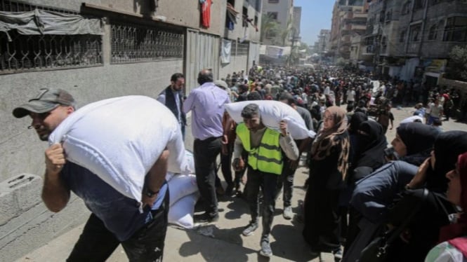 Warga Palestina berkumpul untuk menerima bantuan pangan (ANTARA)