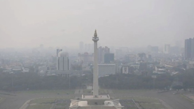 Suasana tugu Monas yang tertutup oleh kabut polusi di Jakarta. ANTARA