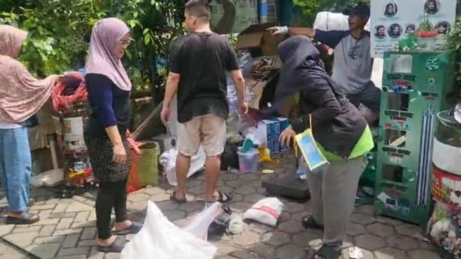 Gerakan nabung lewat bank sampah (tangerangkota.go.id)